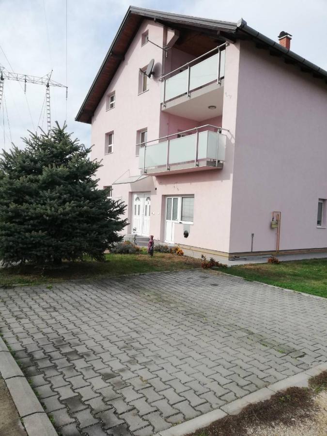 Slavuj Apartment โนวีซาด ภายนอก รูปภาพ
